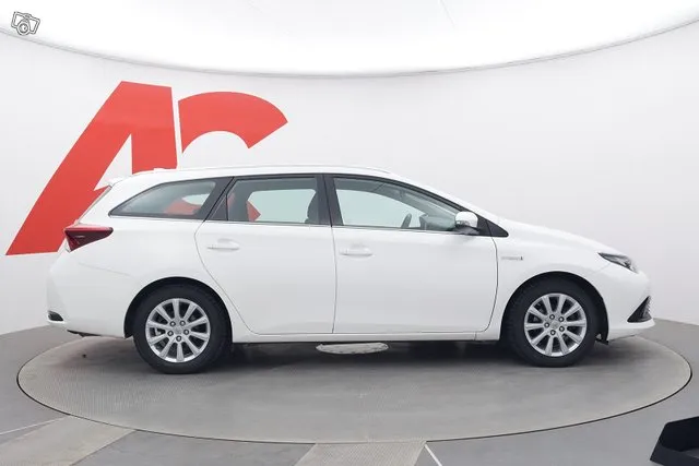 Toyota Auris Touring Sports 1,8 Hybrid Active - / Navi / Kamera / Merkki huoltokirja / Led-valot / Image 6